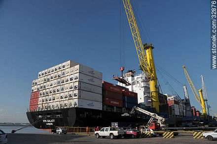 Descarga del carguero NYK Galaxy de Hamburgo - Departamento de Montevideo - URUGUAY. Foto No. 32876