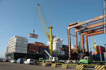 Unloading containers in the port of Montevideo. NYK Galaxy de Hamburgo. - Department of Montevideo - URUGUAY. Photo #32867