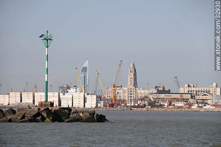 Baliza de la escollera Oeste del Puerto de Montevideo - Departamento de Montevideo - URUGUAY. Foto No. 32930