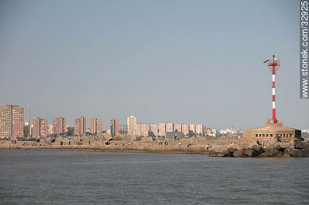 Escollera Sarandí y edificios de la rambla sur - Departamento de Montevideo - URUGUAY. Foto No. 32925