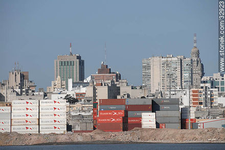 Contenedores en el puerto de Montevideo - Departamento de Montevideo - URUGUAY. Foto No. 32923