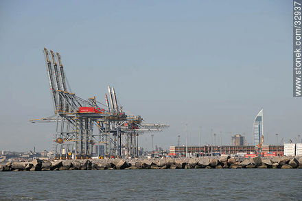 Grúas gigantes en el puerto de Montevideo. Torre Antel. Escollera Oeste. - Departamento de Montevideo - URUGUAY. Foto No. 32937