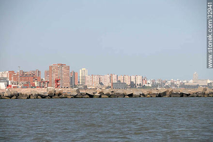 Edificios de la rambla sur de Montevideo. - Departamento de Montevideo - URUGUAY. Foto No. 32941