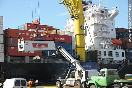 Unloading containers in the port of Montevideo - Department of Montevideo - URUGUAY. Photo #32866