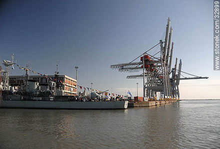 Grúas de la Terminal Cuenta del Plata y buque de la Armada. - Departamento de Montevideo - URUGUAY. Foto No. 32899