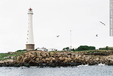 Lighthouse at Isla de Lobos. - Punta del Este and its near resorts - URUGUAY. Photo #32972