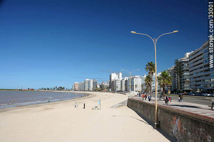 Arenas blancas de la Playa Pocitos - Departamento de Montevideo - URUGUAY. Foto No. 33001