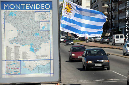 Plano de Montevideo y bandera uruguaya en la rambla de Pocitos - Departamento de Montevideo - URUGUAY. Foto No. 32999