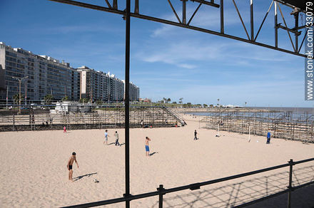 Playa Pocitos desde un estadio sobre la arena - Departamento de Montevideo - URUGUAY. Foto No. 33079