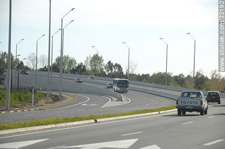Nuevo tramo de la ruta 101 a la altura del aeropuerto de Carrasco - Departamento de Canelones - URUGUAY. Foto No. 33192