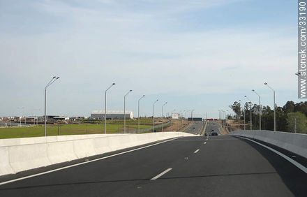 Nuevo tramo de la ruta 101 frente al novel aeropuerto de Carrasco. 2009. - Departamento de Canelones - URUGUAY. Foto No. 33190