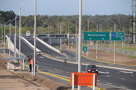 Nuevo tramo de la ruta 101 frente al nuevo aeropuerto de Carrasco. 2009. - Departamento de Canelones - URUGUAY. Foto No. 33182