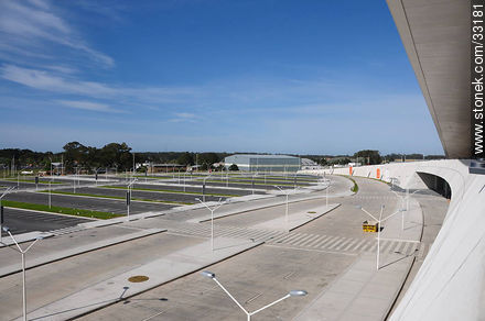 Estacionamiento y calles de salida del nuevo aeropuerto de Carrasco. 2009. - Departamento de Canelones - URUGUAY. Foto No. 33181