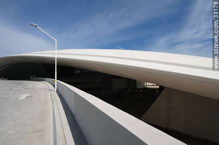 Curvatura del techo del nuevo Aeropuerto de Carrasco. Sentido de llegada de pasajeros que parten. - Departamento de Canelones - URUGUAY. Foto No. 33178