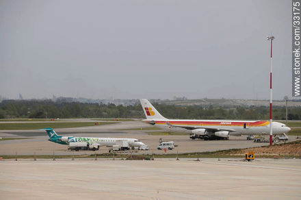 Avion Bombardier de Pluna y Airbus 340 de Iberia en el aeropuerto de Carrasco (zona antigua, 2009) - Departamento de Canelones - URUGUAY. Foto No. 33175