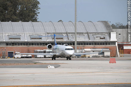 Bombardier de Pluna en el aeropuerto de Carrasco - Departamento de Canelones - URUGUAY. Foto No. 33165