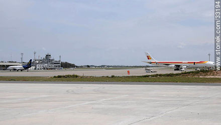 Antiguo aeropuerto de Carrasco próximo a quedar fuera de servicio (nov. 2009) - Departamento de Canelones - URUGUAY. Foto No. 33194