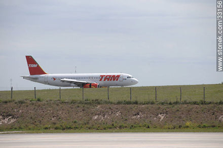Aterrizaje de Tam en Carrasco. - Departamento de Canelones - URUGUAY. Foto No. 33156