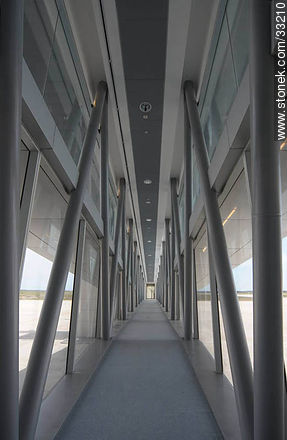 Corredor de acceso a la manga de acceso al avión en el nuevo aeropuerto de Carrasco. 2009. - Departamento de Canelones - URUGUAY. Foto No. 33210