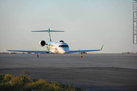 Avión de Pluna por decolar del aeropuerto de Carrasco - Departamento de Canelones - URUGUAY. Foto No. 33227