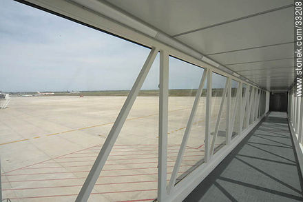 Manga de acceso a las aeronaves en el nuevo aeropuerto de Carrasco - Departamento de Canelones - URUGUAY. Foto No. 33208