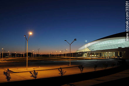 Parking y frente del nuevo aeropuerto internacional de Carrasco al anochecer - Departamento de Canelones - URUGUAY. Foto No. 33261