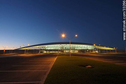 Frente del nuevo aeropuerto internacional de Carrasco al anochecer - Departamento de Canelones - URUGUAY. Foto No. 33266