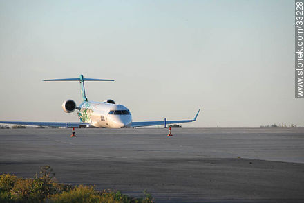 Avión de Pluna por decolar del aeropuerto de Carrasco - Departamento de Canelones - URUGUAY. Foto No. 33228