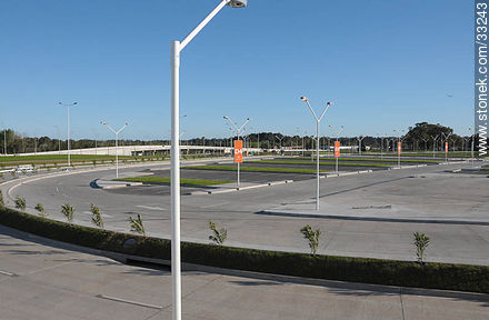 Estacionamiento para vehículos en el nuevo aeropuerto de Carrasco - Departamento de Canelones - URUGUAY. Foto No. 33243
