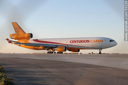 Centurion Cargo en el aeropuerto de Carrasco - Departamento de Canelones - URUGUAY. Foto No. 33229
