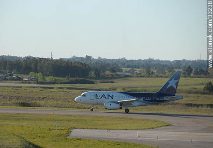 Airbus de LAN aterrizando en el aeropuerto de Carrasco - Departamento de Canelones - URUGUAY. Foto No. 33238