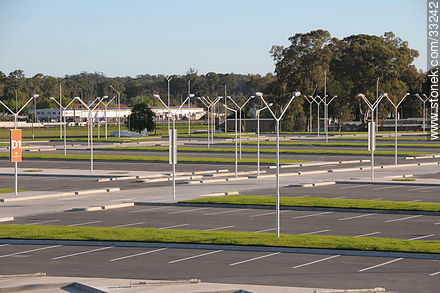 Estacionamiento para vehículos en el nuevo aeropuerto de Carrasco - Departamento de Canelones - URUGUAY. Foto No. 33242
