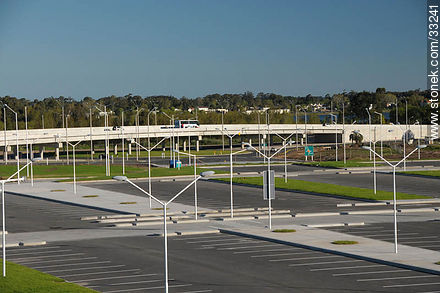 Estacionamiento y puente en la ruta 101 frente al nuevo aeropuerto de Carrasco, 2009. - Departamento de Canelones - URUGUAY. Foto No. 33241