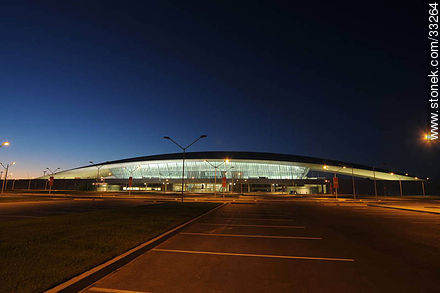 Frente del nuevo aeropuerto internacional de Carrasco al anochecer - Departamento de Canelones - URUGUAY. Foto No. 33264