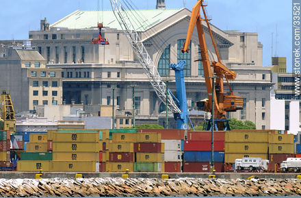 Grúas del puerto de Montevideo y la sede central del Banco República - Departamento de Montevideo - URUGUAY. Foto No. 33521