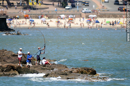 Pescadores en la playa Ramírez - Departamento de Montevideo - URUGUAY. Foto No. 33511