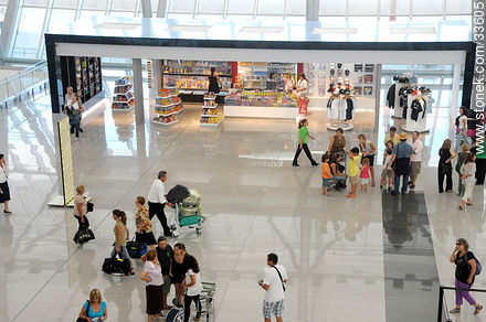 Terminal de partida de pasajeros del aeropuerto internacional de Carrasco - Departamento de Canelones - URUGUAY. Foto No. 33605