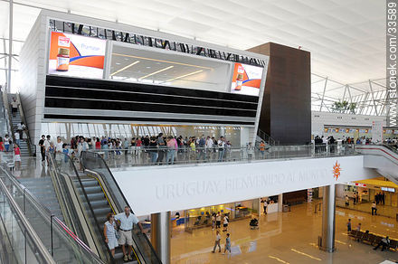 Terminales de partida y llegada de pasajeros del aeropuerto internacional de Carrasco - Departamento de Canelones - URUGUAY. Foto No. 33589