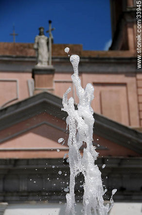 Chorro de agua de la fuente de la plaza de Maldonado frente a la Catedral - Departamento de Maldonado - URUGUAY. Foto No. 33945