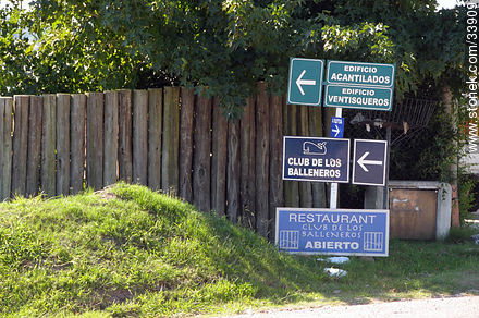 Letreros indicadores de Punta Ballena - Punta del Este y balnearios cercanos - URUGUAY. Foto No. 33909