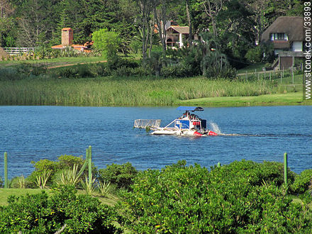 Cleaning Laguna del Diario - Punta del Este and its near resorts - URUGUAY. Photo #33893