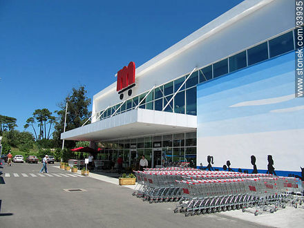 Supermarket in Maldonado city - Department of Maldonado - URUGUAY. Photo #33935