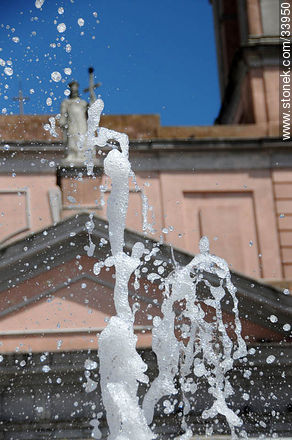 Chorro de agua de la fuente de la plaza de Maldonado frente a la Catedral - Departamento de Maldonado - URUGUAY. Foto No. 33950