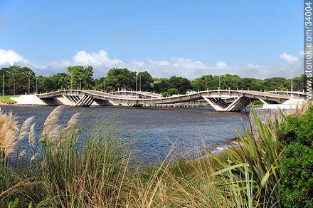 Puente ondulante sobre el arroyo Maldonado - Punta del Este y balnearios cercanos - URUGUAY. Foto No. 34004