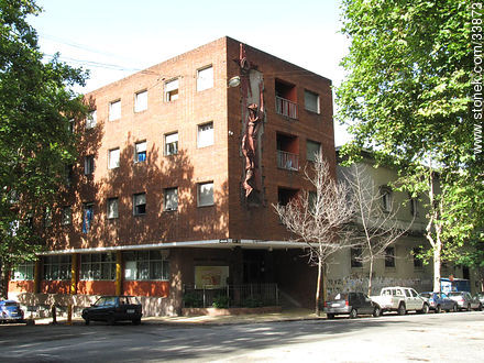 Canelones y Zelmar Michelini. Residencia estudiantil. - Departamento de Montevideo - URUGUAY. Foto No. 33873