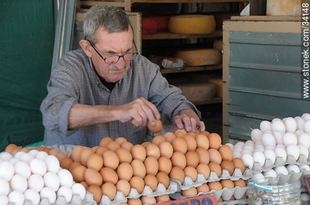 Feria de Villa Biarritz. Vendedor de huevos. - Departamento de Montevideo - URUGUAY. Foto No. 34148