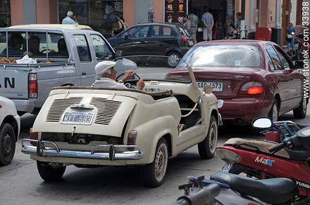 Fiat 600 descapotable en el centro de Maldonado. - Departamento de Maldonado - URUGUAY. Foto No. 33938