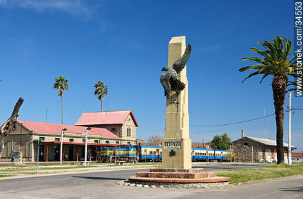 Águila de Detomasi frente a la estación de ferrocarril - Departamento de San José - URUGUAY. Foto No. 34553