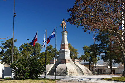 Plaza independencia en San José de Mayo. - Departamento de San José - URUGUAY. Foto No. 34476