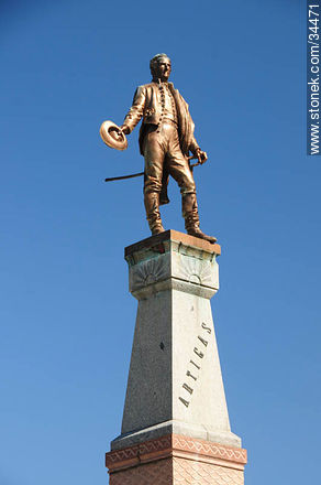 Plaza independencia en San José de Mayo. Monumento a Artigas. - Departamento de San José - URUGUAY. Foto No. 34471